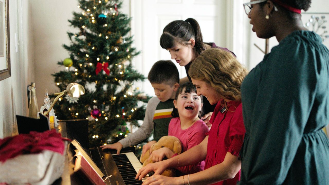 Des sœurs missionnaires jouent du piano avec une famille