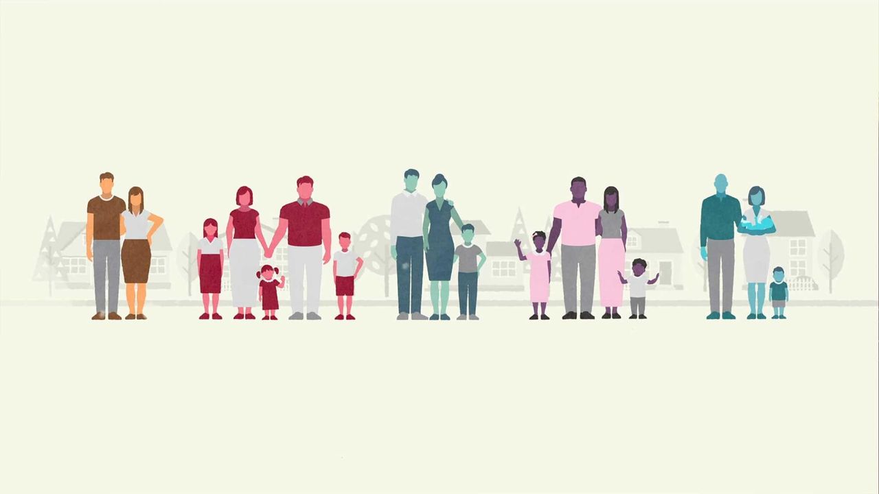 Une file de familles devant des maisons