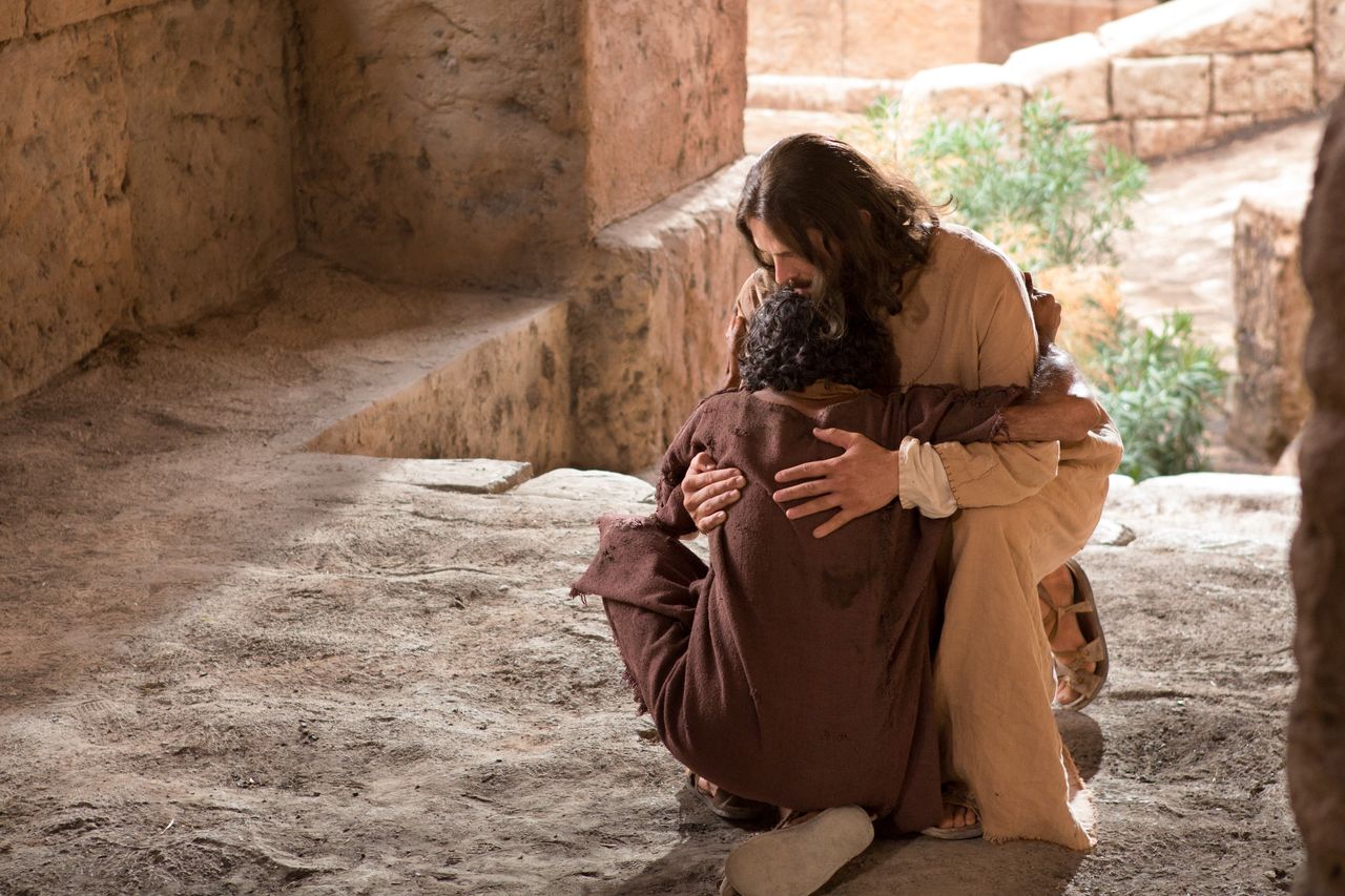 Un homme serre Jésus dans ses bras tandis qu’ils s’effondrent sur le sol