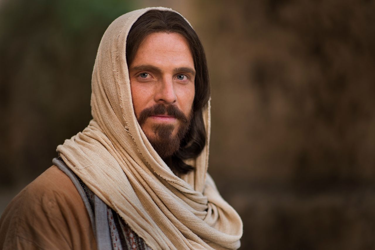 Jésus-Christ sourit et invite tout le monde à venir à lui