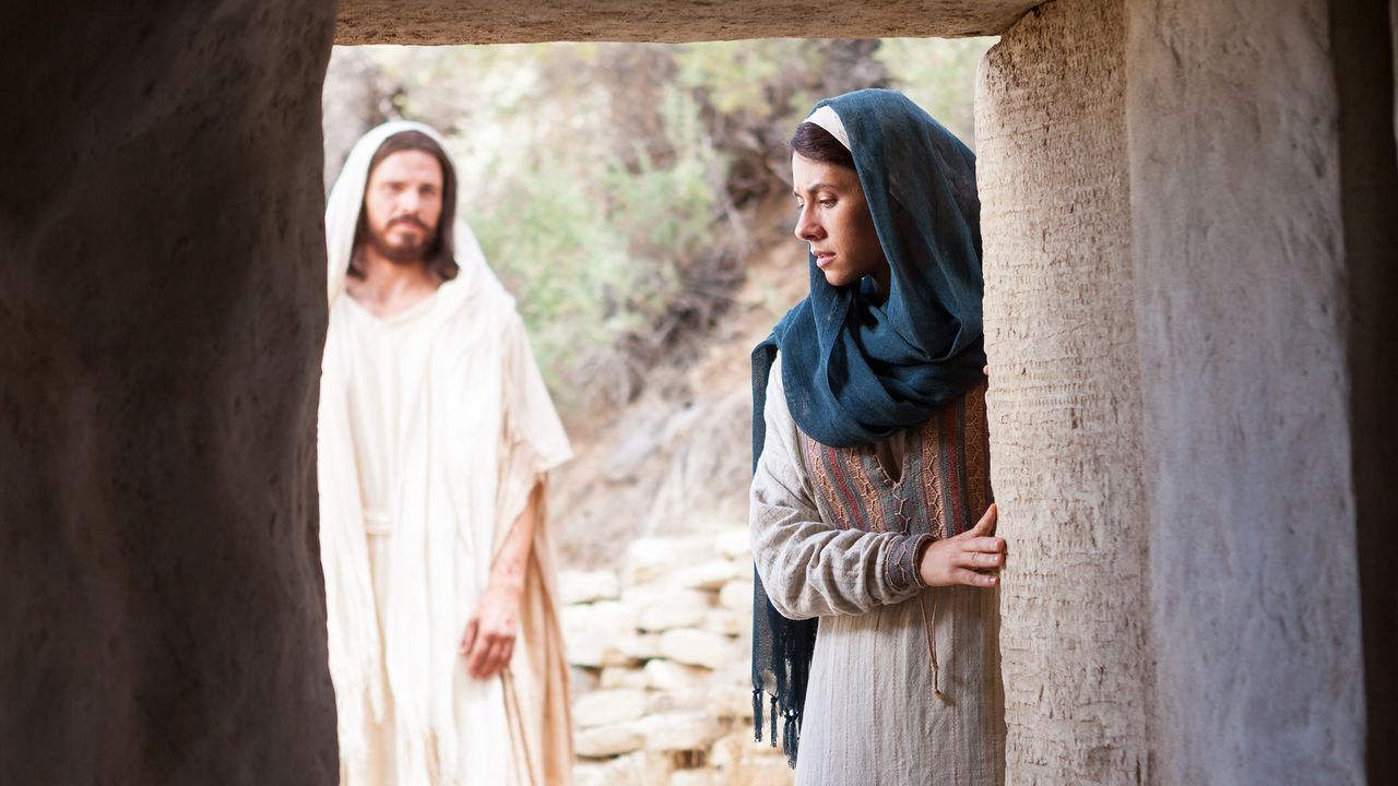 Jésus-Christ ressuscité salue Marie de Magdala dans le jardin du sépulcre vide