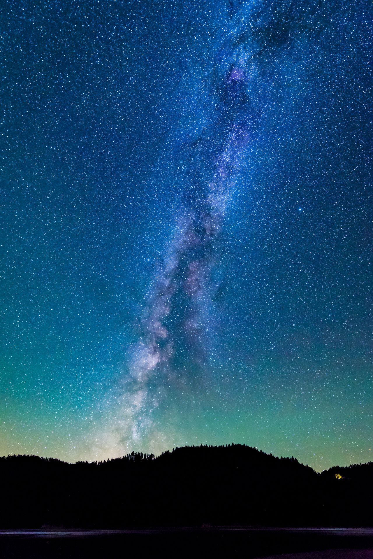 La Voie lactée brille dans le ciel nocturne