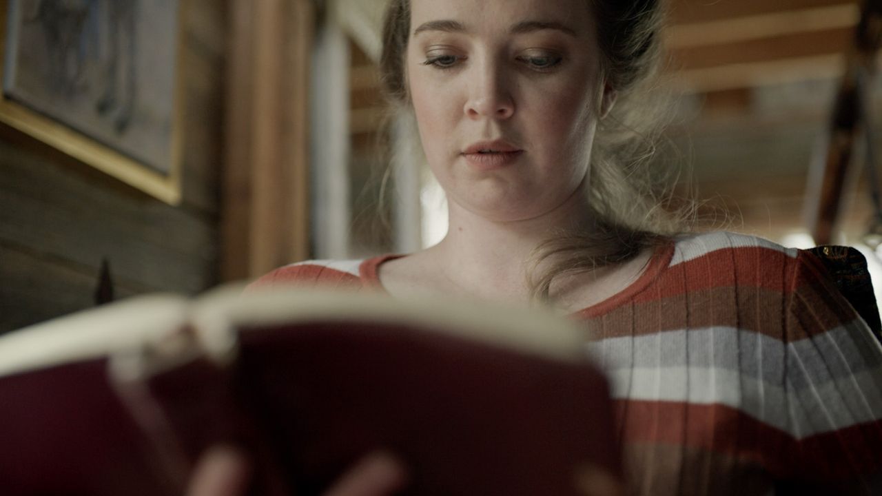 Une femme lit les Saintes Écritures