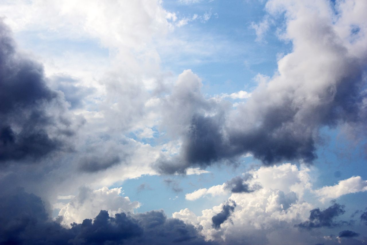 Lumière brillante transperçant les nuages et représentant la présence du Saint-Esprit
