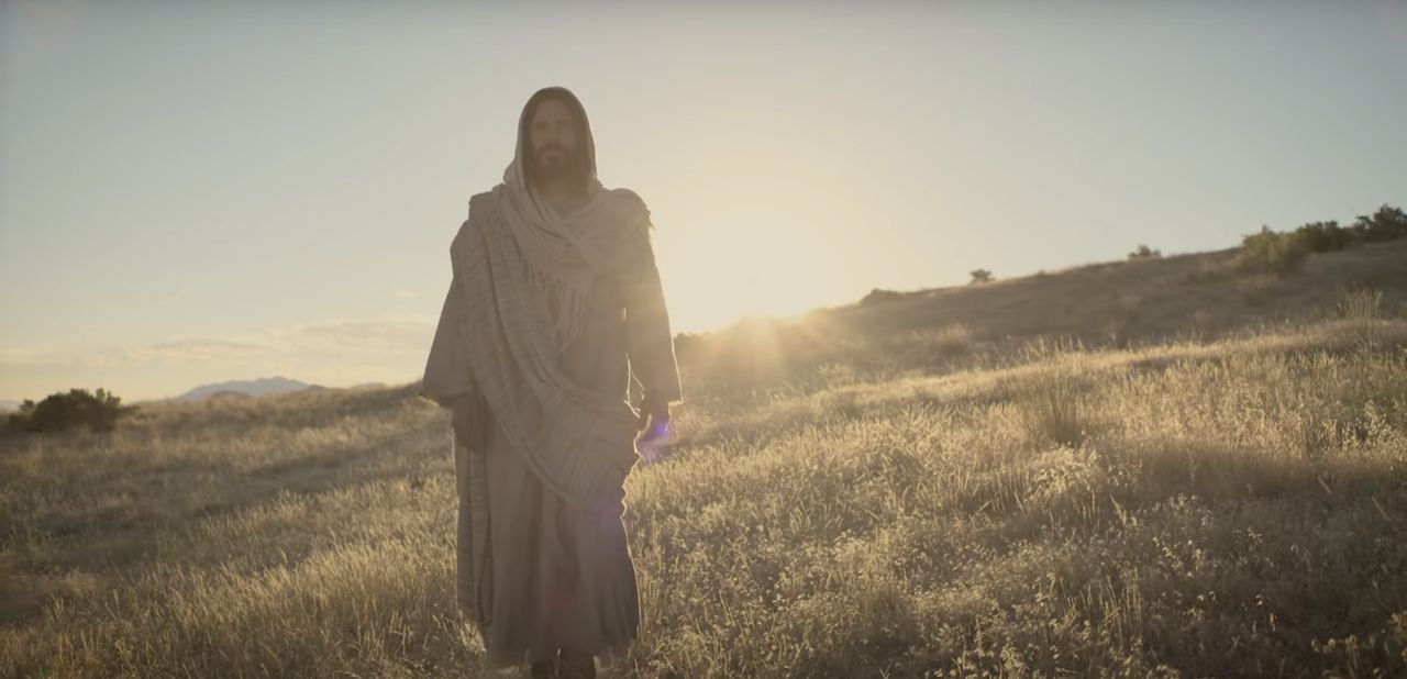 Jésus-Christ, parcourant un champ, invite tout le monde à venir à lui
