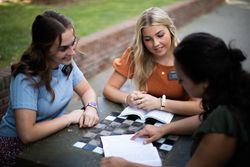 Des sœurs missionnaires instruisent une femme
