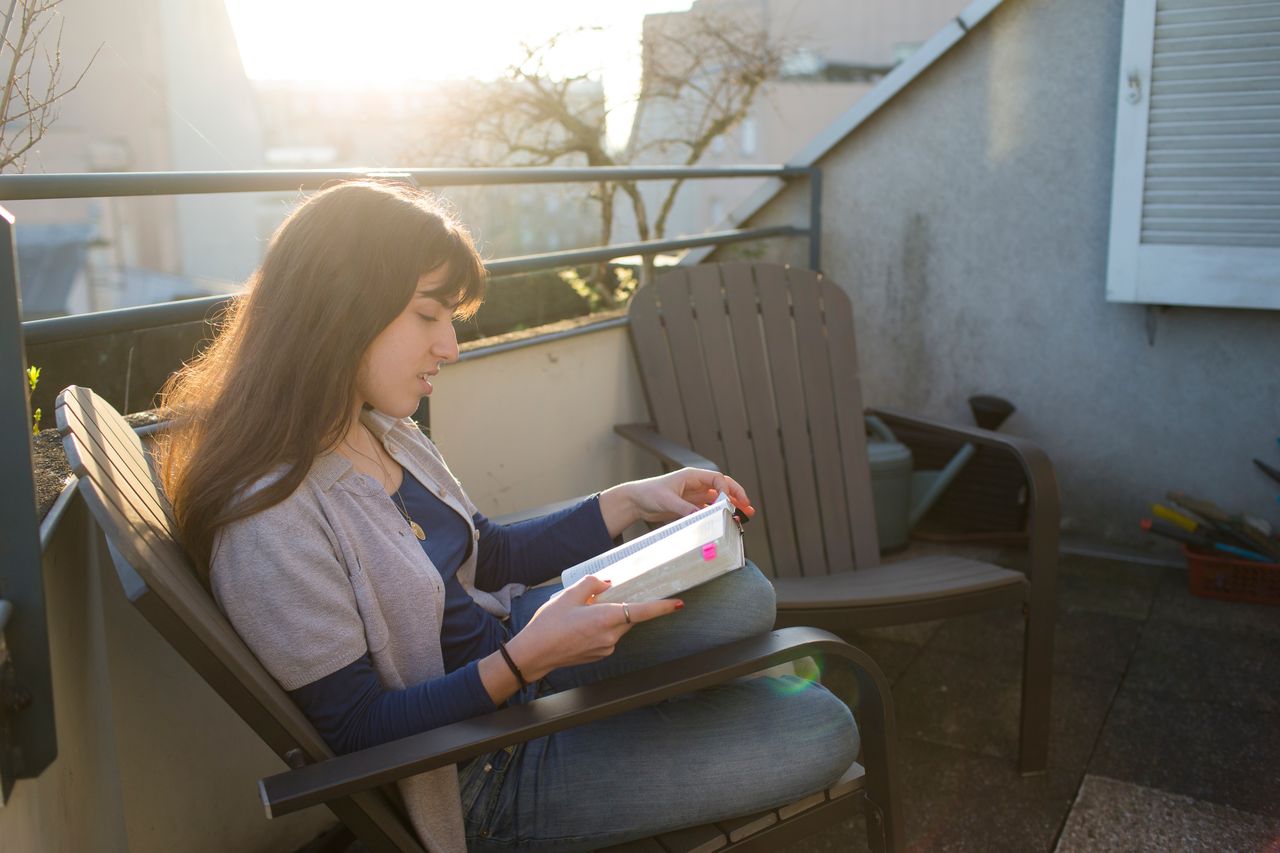 Une femme lisant le Livre de Mormon sur un canapé