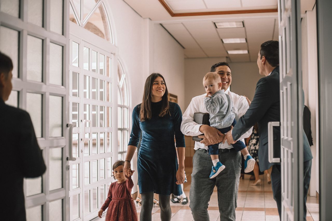 Une jeune famille entre dans une église pour découvrir l’Évangile de Jésus-Christ